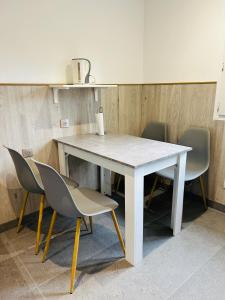 a white table and chairs in a room at Cozy in Bussy-Saint-Georges +6 photos