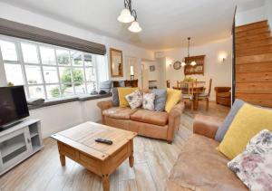 Posezení v ubytování Bowland Breaks - Cobble View Cottage with Private Parking Near all the local Wedding Venues