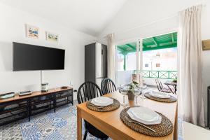 TV a/nebo společenská místnost v ubytování Home2Book Sunlit & Stylish Apt in Playa Honda