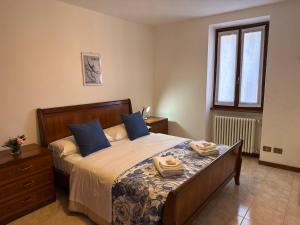 une chambre avec un lit avec deux serviettes dessus dans l'établissement Castagna Apartment, à Bellagio
