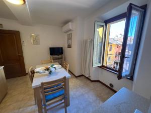 une salle à manger avec une table et une fenêtre dans l'établissement Castagna Apartment, à Bellagio