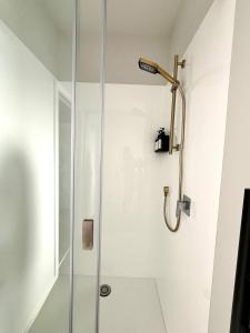 una doccia con una porta in vetro in un bagno di Brand new Lakeside cozy room kaka a Taupo Altre 11 foto