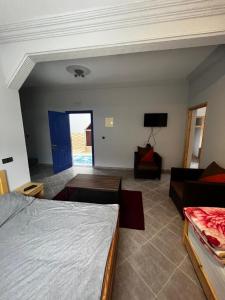 Rúm í herbergi á Tasra Surf Paradise, Imsouane