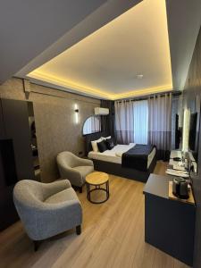a hotel room with a bed and a chair at Inn City Park Hotel in Burunabat