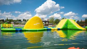 Bazén v ubytování Hotel Thermalpark nebo v jeho okolí