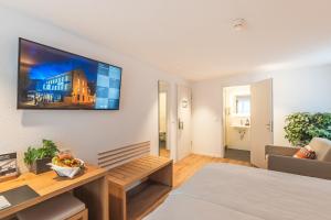 TV a/nebo společenská místnost v ubytování Hotel Artist
