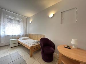 Posteľ alebo postele v izbe v ubytovaní ETNA - Hostel -Noclegi Rzeszów 24 Pokoje