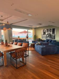 un salon avec un canapé bleu et une table dans l'établissement Lady Balfour by Villa Balfour Eilat, à Eilat