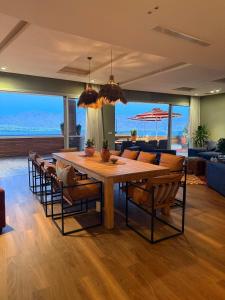 une salle à manger avec une table et des chaises en bois dans l'établissement Lady Balfour by Villa Balfour Eilat, à Eilat 89 autres photos