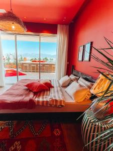 - une chambre avec un lit aux murs rouges et une fenêtre dans l'établissement Lady Balfour by Villa Balfour Eilat, à Eilat