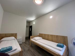 Posteľ alebo postele v izbe v ubytovaní ETNA - Hostel -Noclegi Rzeszów 24 Pokoje