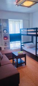 een woonkamer met een stapelbed en een salontafel bij Avida sm sucat condotel in Manilla