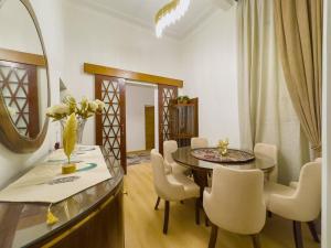 Posezení v ubytování 2BR Downtown Alia Khan, Fully equipped Gem