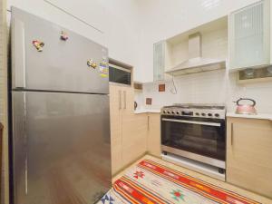 una cocina con refrigerador de acero inoxidable en 2BR Downtown Alia Khan, Fully equipped Gem, en El Cairo