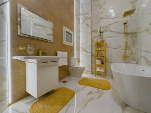 Un baño con lavabo, bañera e inodoro. en 2BR Downtown Alia Khan, Fully equipped Gem, en El Cairo 57 fotos más