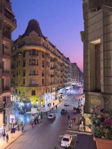 Una vista de una calle de la ciudad por la noche con coches. en 2BR Downtown Alia Khan, Fully equipped Gem, en El Cairo