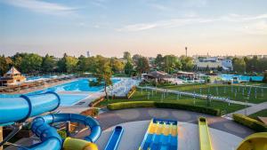 Bazén v ubytování Hotel Thermalpark nebo v jeho okolí