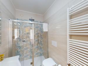 un baño con ducha y WC en Pinko House By Bookinggardalake, en Manerba del Garda 27 fotos más