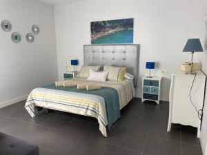 ein Schlafzimmer mit einem Bett und zwei Nachttischen in der Unterkunft Suite Dreams Fuerteventura in Villaverde + 34 Fotos