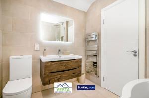 Koupelna v ubytování Three Bedroom House By Vesta Serviced Accommodation & Short Lets Borehamwood With Free WiFi & Free Parking + 24 fotografií