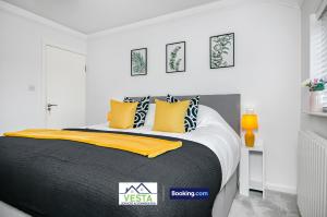 Postel nebo postele na pokoji v ubytování Three Bedroom House By Vesta Serviced Accommodation & Short Lets Borehamwood With Free WiFi & Free Parking