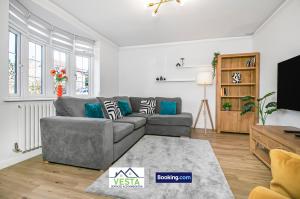 TV a/nebo společenská místnost v ubytování Three Bedroom House By Vesta Serviced Accommodation & Short Lets Borehamwood With Free WiFi & Free Parking