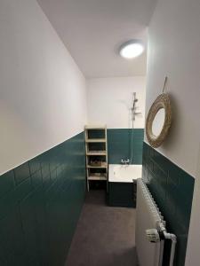 a bathroom with a sink and a mirror at Chambre Schieferberg - À l'Ancien Hôtel de Reichsfeld in Reichsfeld