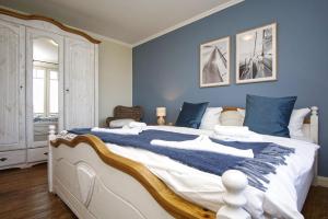 Postel nebo postele na pokoji v ubytování Ferienwohnung mit traumhaftem Meerblick - Haus am Meer FeWo 02