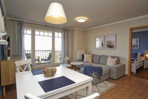 ein Wohnzimmer mit Sofa und Tisch in der Unterkunft Ferienwohnung mit traumhaftem Meerblick - Haus am Meer FeWo 03 in Lohme