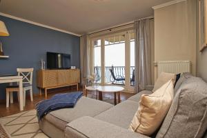ein Wohnzimmer mit Sofa und Tisch in der Unterkunft Ferienwohnung mit traumhaftem Meerblick - Haus am Meer FeWo 03 in Lohme
