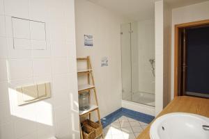Koupelna v ubytování Ferienwohnung mit traumhaftem Meerblick - Haus am Meer FeWo 04 + 23 fotografií