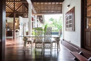 ウルワツにあるVilla More Baliのダイニングルーム(椅子、テーブル、窓付)