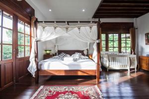 ウルワツにあるVilla More Baliの天蓋付きベッドのある寝室 +142枚の写真