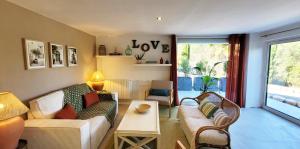 ein Wohnzimmer mit Sofa und Tisch in der Unterkunft Les Cyprès de Chaume in Vidauban