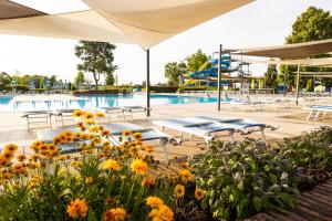 Bazén v ubytování Hotel Thermalpark nebo v jeho okolí