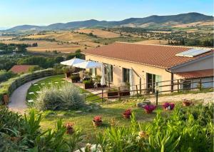 a house on a hill with a garden at Agriturismo La Vista - Adults Only in Fonteblanda