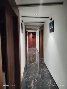 アーメダバードにあるHotel Peragon Innの大理石フロアの廊下 +1枚の写真