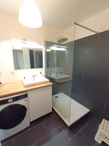 um banheiro com pia e box de vidro em Les vergers de Serris, 6 personnes, 2 PK privés, balcon, lit bébé em Serris mais 38 fotografias