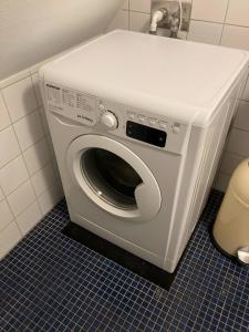a washing machine in a bathroom with a toilet at Alte Schmiede Ellrichshausen 2 in Satteldorf