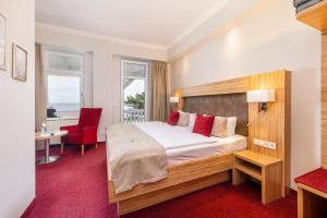 Giường trong phòng chung tại Strandhotel zur Promenade