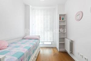 a white bedroom with a bed and a window at HomeSweetHome Valencia in Valencia