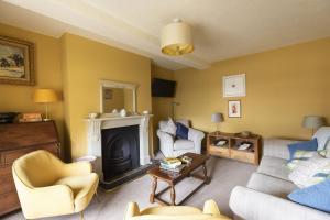 Posezení v ubytování Churchill Cottage