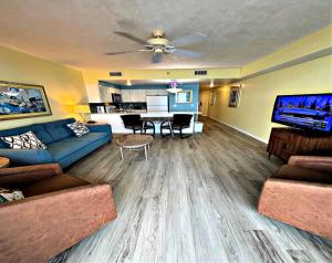 Posezení v ubytování 1 BR Direct Oceanfront Condo Wyndham Ocean Walk Resort - Daytona Funland 703 + 48 fotografií