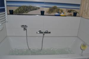 bañera con ducha en HeimatHafen, en Fedderwardersiel