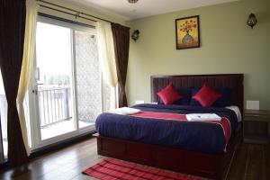 Postel nebo postele na pokoji v ubytování Everfresh High View Cottage Ooty