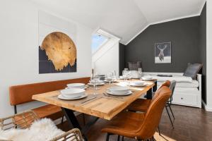 a dining room with a wooden table and chairs at SOMERSET - 2 Whg in einem Haus, max 10 Pers, BBQ, Balkon, PS5 in Bad Berleburg +34 photos