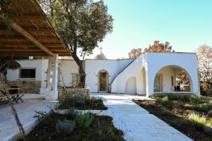 an external view of a white house with a courtyard at Villa Leonardo Luxury Locorotondo in Locorotondo