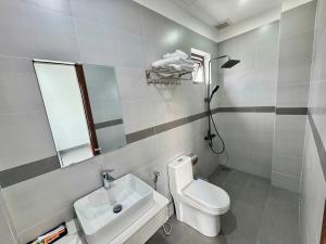 Un baño con un inodoro blanco y un lavabo. en Ann Boutique Hotel, en Thôn Dương Xuân Hạ