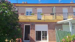 a brick building with a balcony on top of it at El Mirador del Esla in Villanueva de las Manzanas