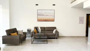 Una sala de estar con dos sofás y una mesa de café. en Dakar By Days - DBD009 Appartement Anita 3 chambres, en Dakar 24 fotos más
